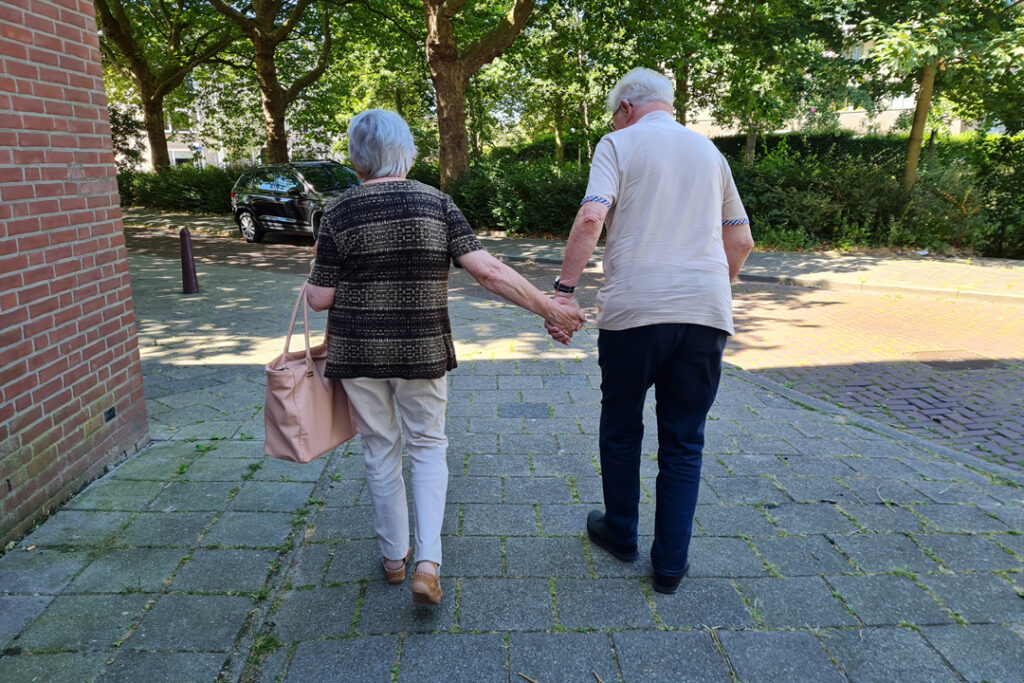 Achter elke deur je eigen ouders helpen