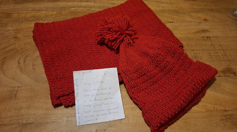 De rode schoenen, sjaal en muts